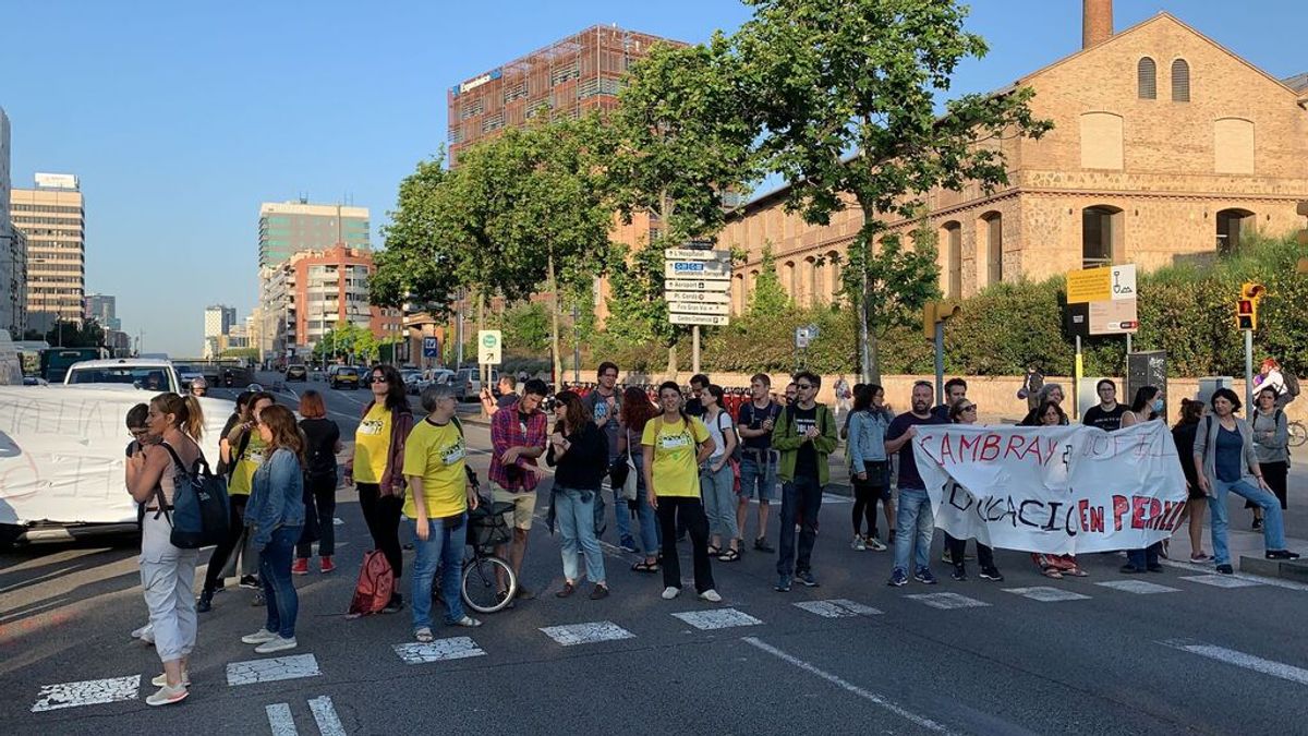 Profesores en huelga cortan la Gran Via y la Ronda Litoral de Barcelona Profesores en huelga cortan la Gran Via y la Ronda Litoral de Barcelona