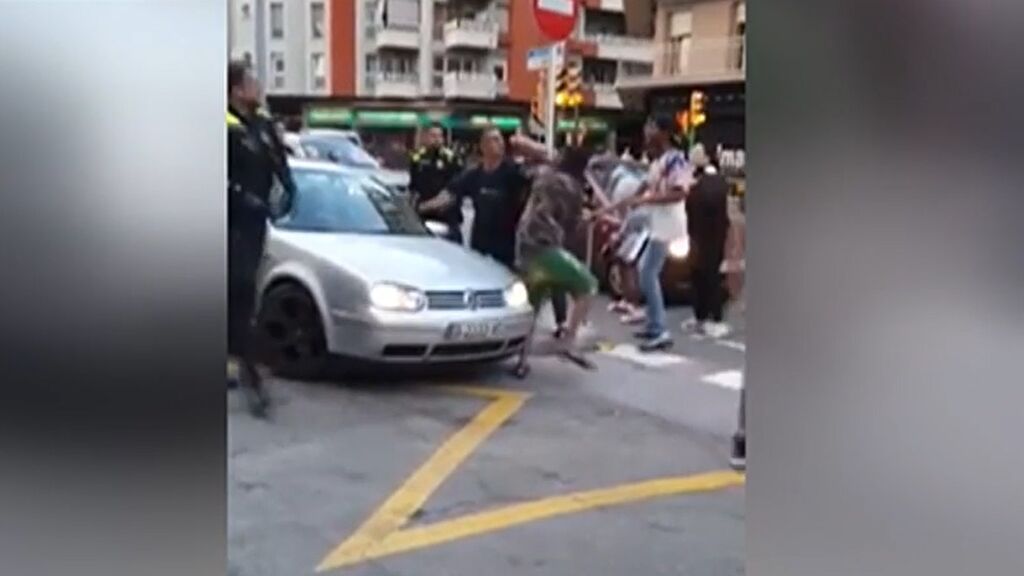 Una discusión entre dos personas acaba en una brutal batalla campal en Barcelona