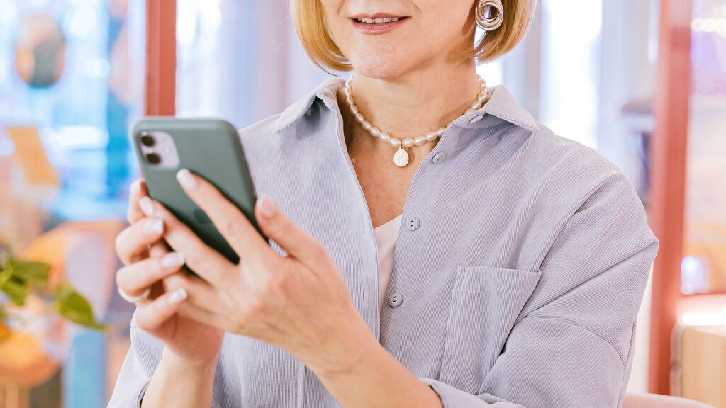Señora con un teléfono móvil