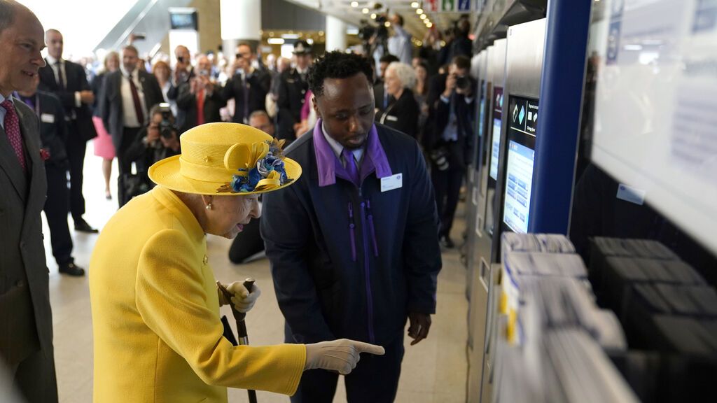 Isabel II acude por sorpresa a un acto en el metro de Londres