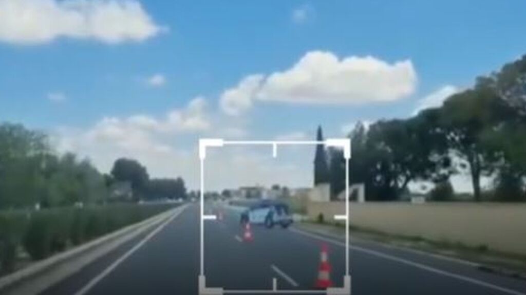 El coche de cartón de la Guardia Civil en Albacete que hacer frenar a los coches