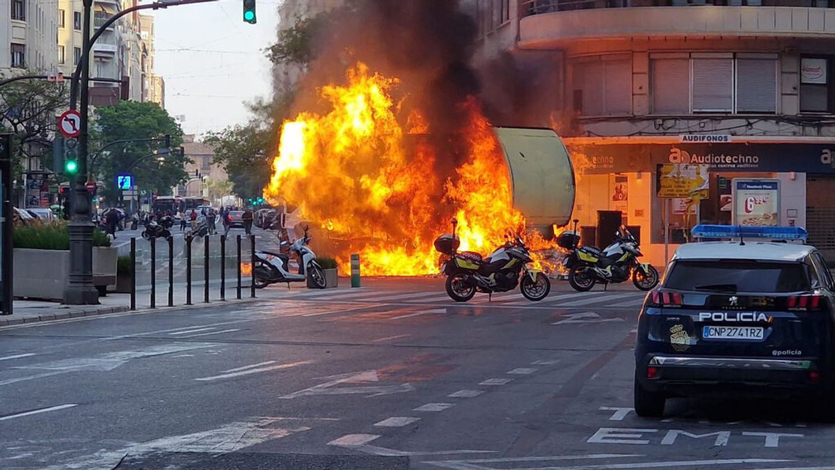 Arde un camión de la basura en pleno centro de Valencia Arde un camión de la basura en pleno centro de Valencia