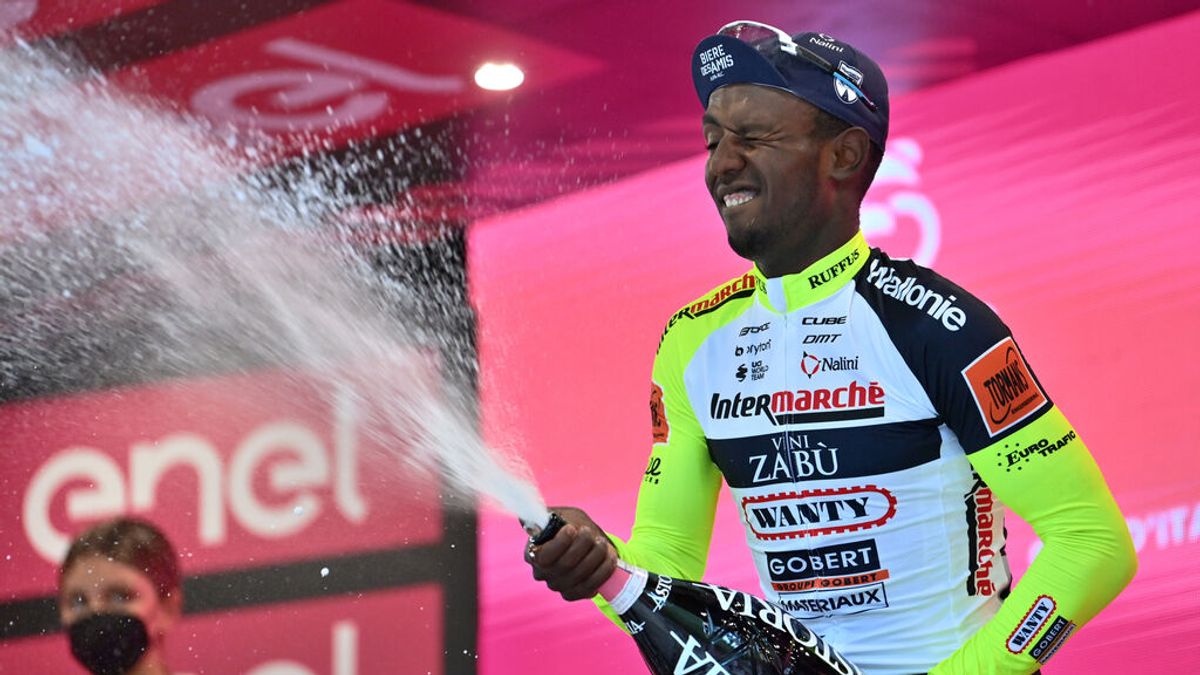 Biniam Girmay abandona el Giro por la lesión en el ojo al descorchar el champán de la victoria de etapa