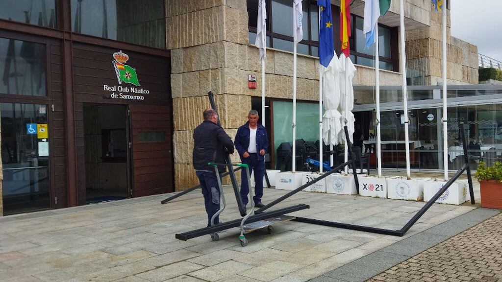 Trabajadores, este miércoles, en el Club Náutico de Sanxenxo.