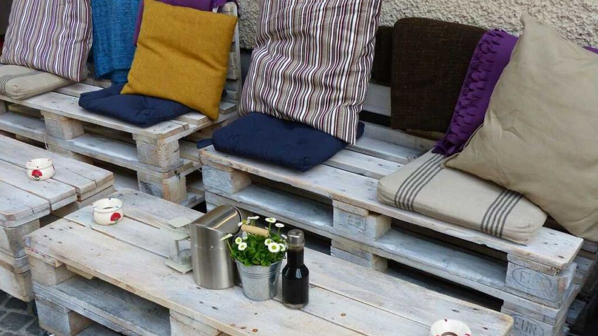 Estas son las instrucciones para hacer un sofá de palets fácil para tu jardín.