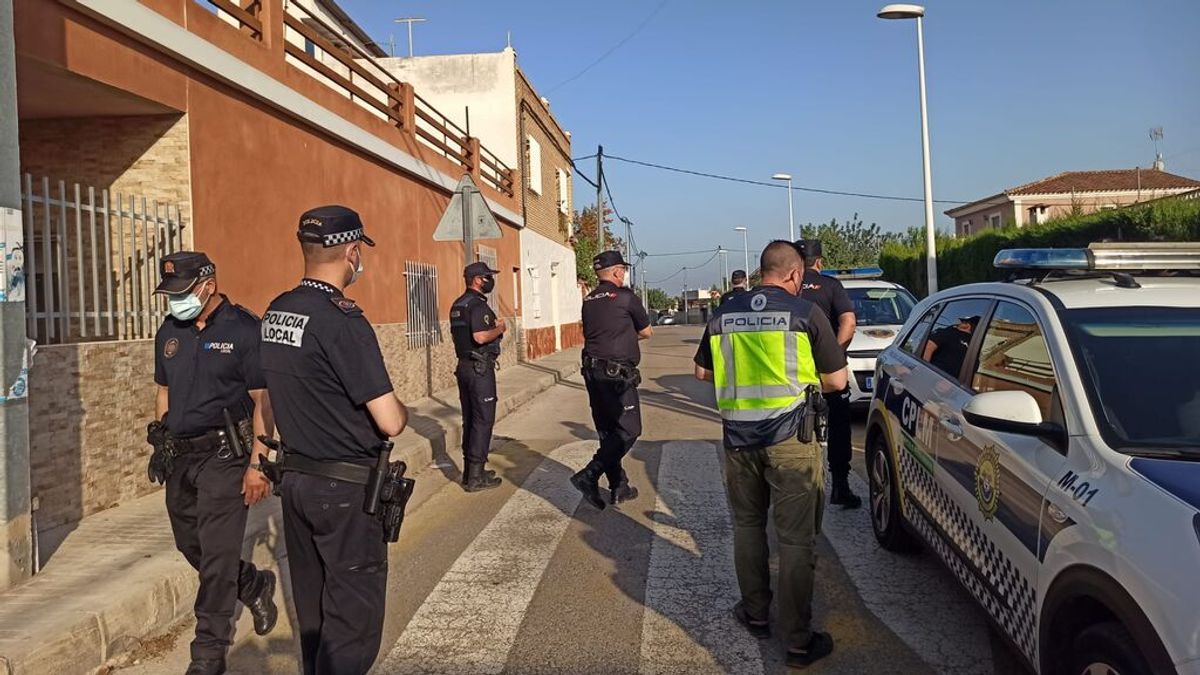 Un accidente químico en Manises obliga a desalojar de sus casas a cerca de un centenar de personas Un accidente químico en Manises obliga a desalojar de sus casas a cerca de un centenar de personas