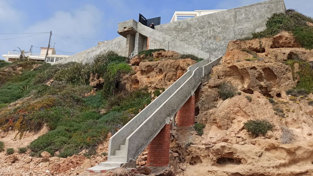 Multan a los vecinos de una urbanización de Torrevieja por privatizar el acceso a una cala y ordenan su reapertura Multan a los vecinos de una urbanización de Torrevieja por privatizar el acceso a una cala y ordenan su reapertura