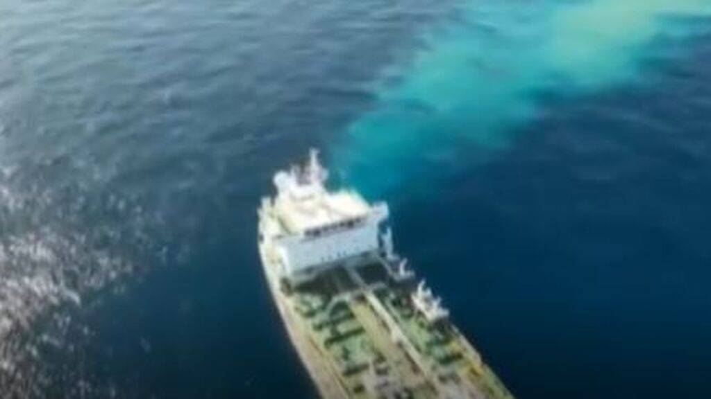 Una asociación ecologista graba el vertido ilegal de un buque químico en el Mediterráneo
