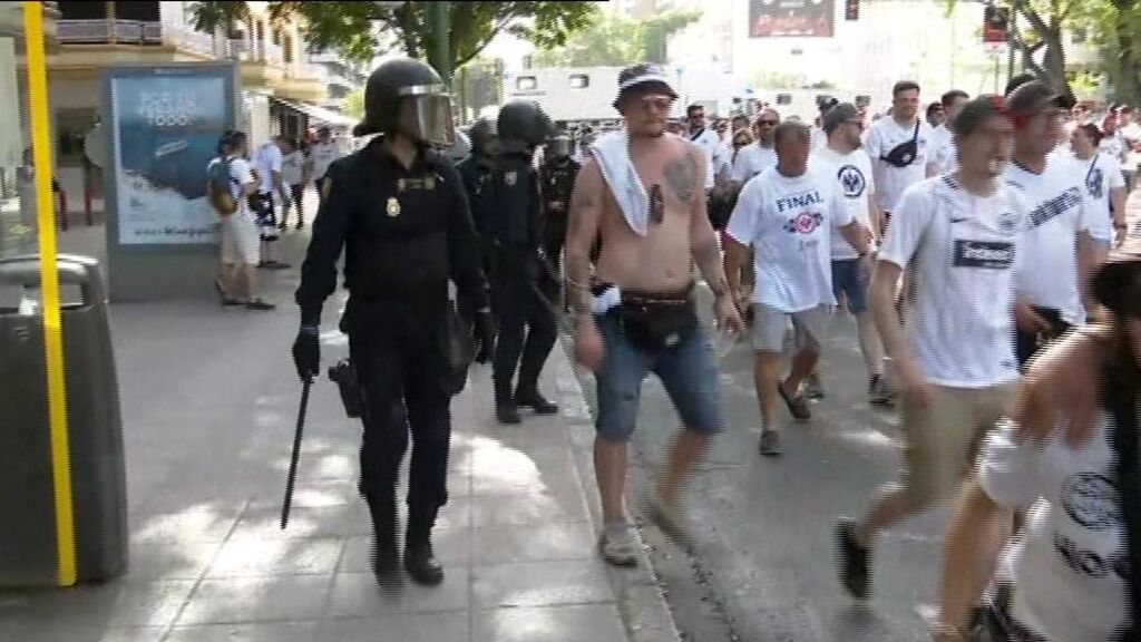 Batalla en el centro de Sevilla entre hinchas del Eintracht y el Rangers antes de la final de la Europa League