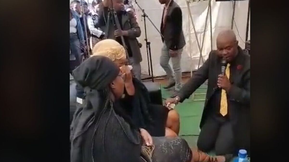 La insólita pedida de matrimonio de un hombre a su novia en medio del funeral de su suegro