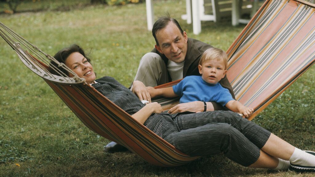 Ingmar Bergman con su mujer Käbi Laretei y su hijo Daniel Bergman en 1960.