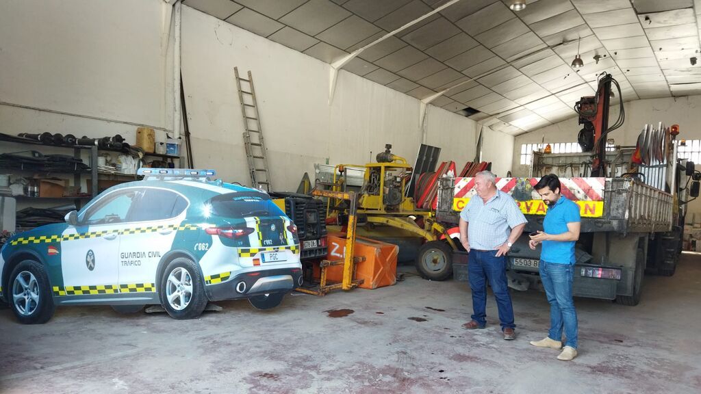 Fabrican un coche de la Guardia Civil de cartón para demostrar que los conductores reducen la velocidad
