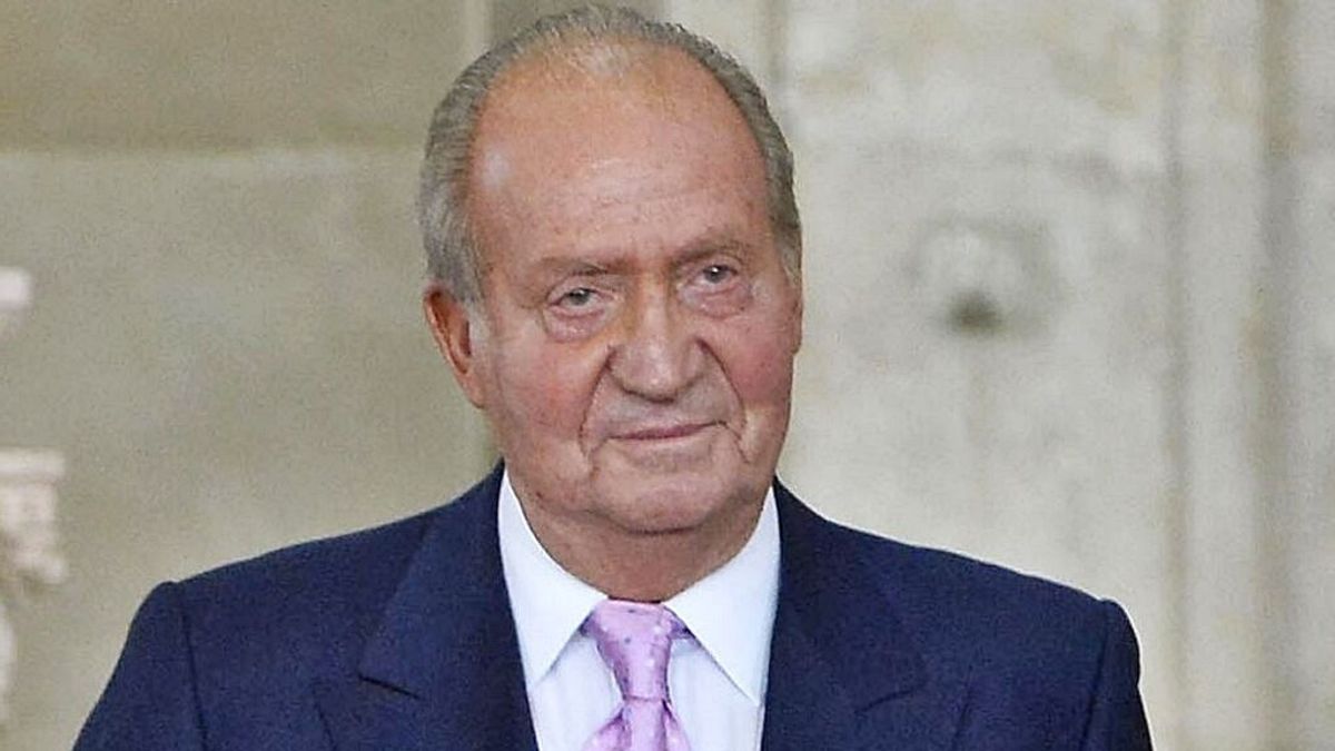 El rey emérito aterriza en Vigo tras 21 meses en Abu Dabi El rey emérito aterriza en Vigo tras 21 meses en Abu Dabi