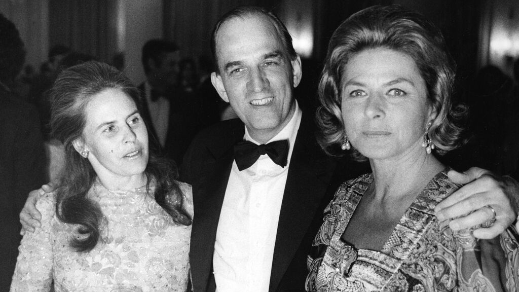 Ingmar Bergman son su mujer Ingrid Bergman y la actriz Ingrid Bergman en Cannes en 1973.