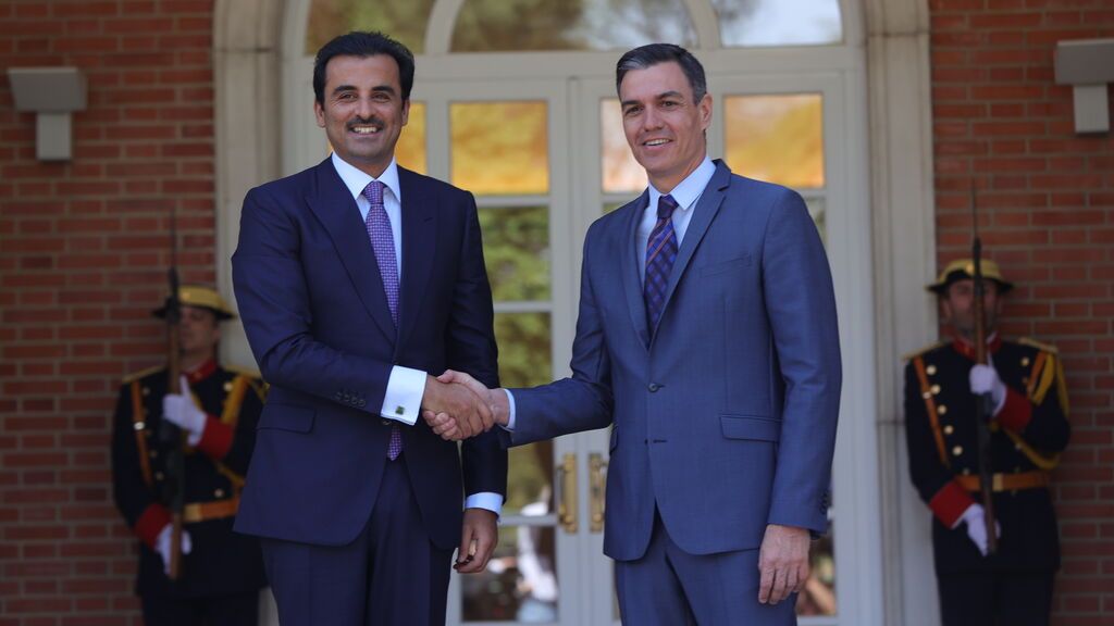 Podemos y los socios de Sánchez cargan contra el recibimiento al emir de Qatar y su dinero "de sangre"