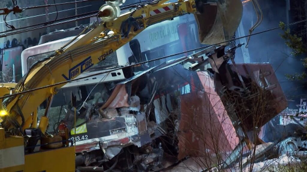 Retiran de las vías los trenes siniestrados en Sant Boi