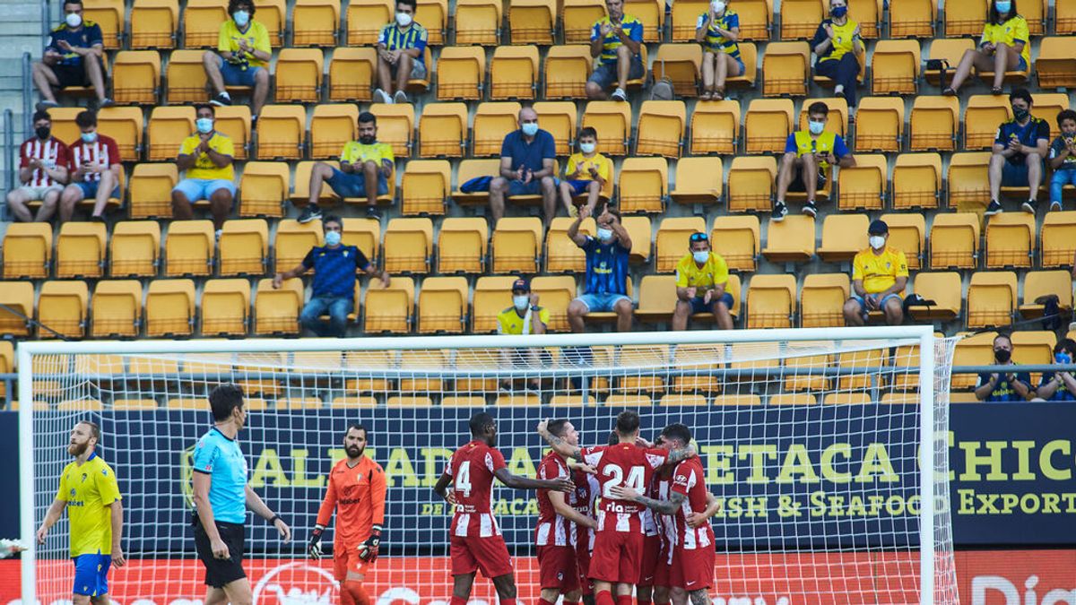 Aficionados del Cádiz durante un partido Aficionados del Cádiz durante un partido
