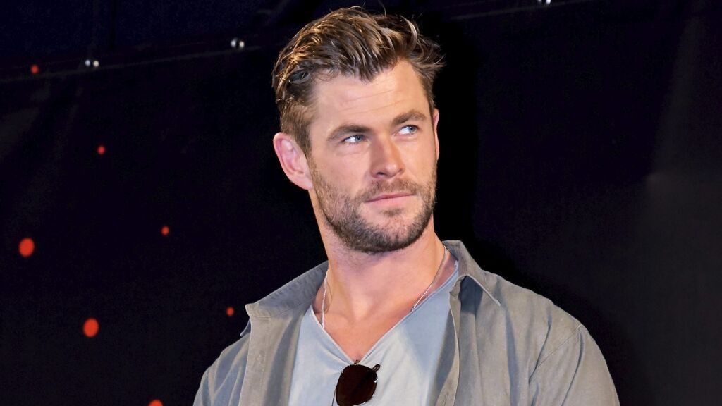 El objeto más preciado de Chris Hemsworth: una prótesis de su pene que guarda junto al martillo de Thor