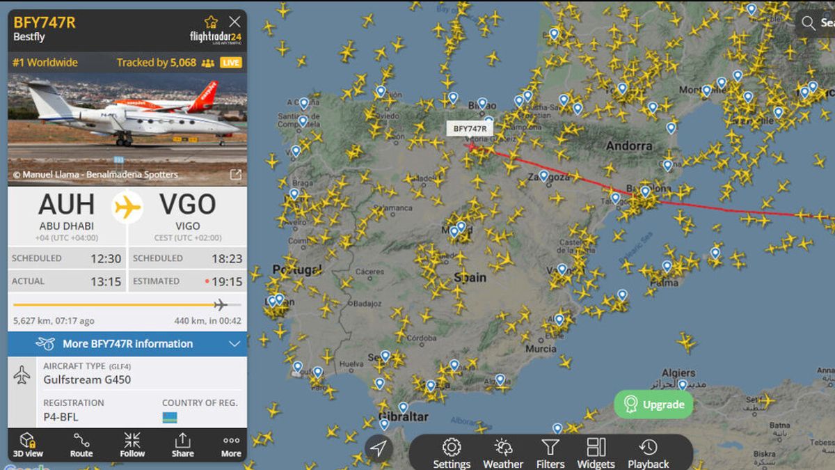 Más de 6.000 personas siguen en tiempo real el vuelo de regreso a España del rey emérito