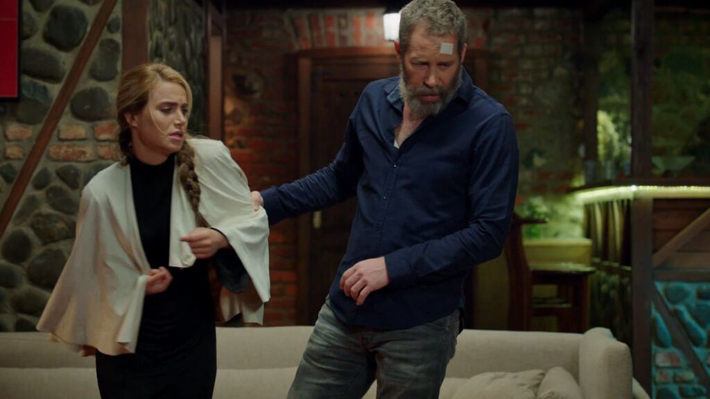 Mehmet Emir echa a Cemre de su casa