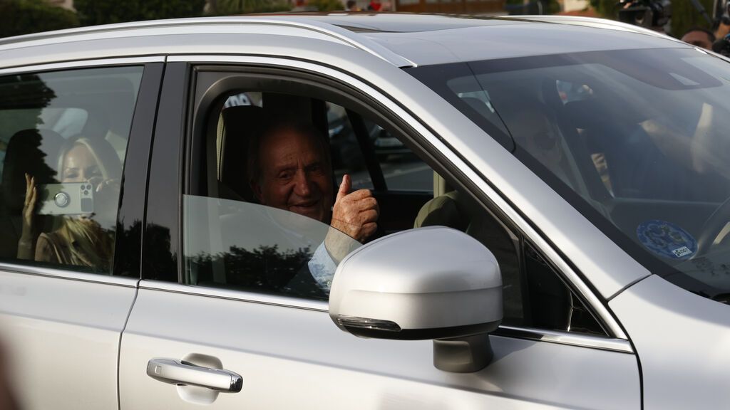 El rey llega a España arropado por amigos y la infanta Elena