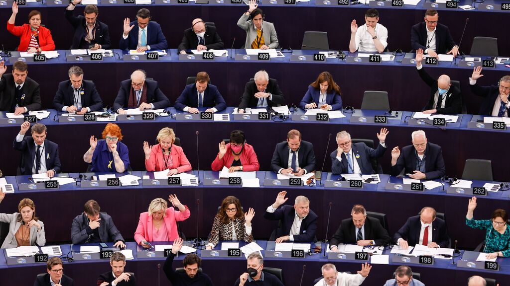 EuropaPress_4429858_eurodiputados_votan_sesion_plenaria