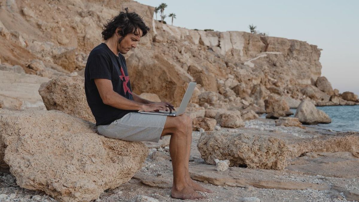 Trabajar desde la playa: cómo encontrar empleo online y ganar dinero desde donde quieras