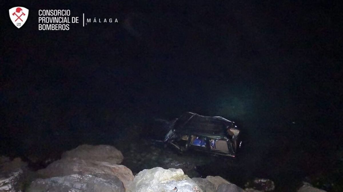 Rescatan a un octogenario tras salirse con su coche de la carretera y caer al mar en Torrox Rescatan a un octogenario tras salirse con su coche de la carretera y caer al mar en Torrox