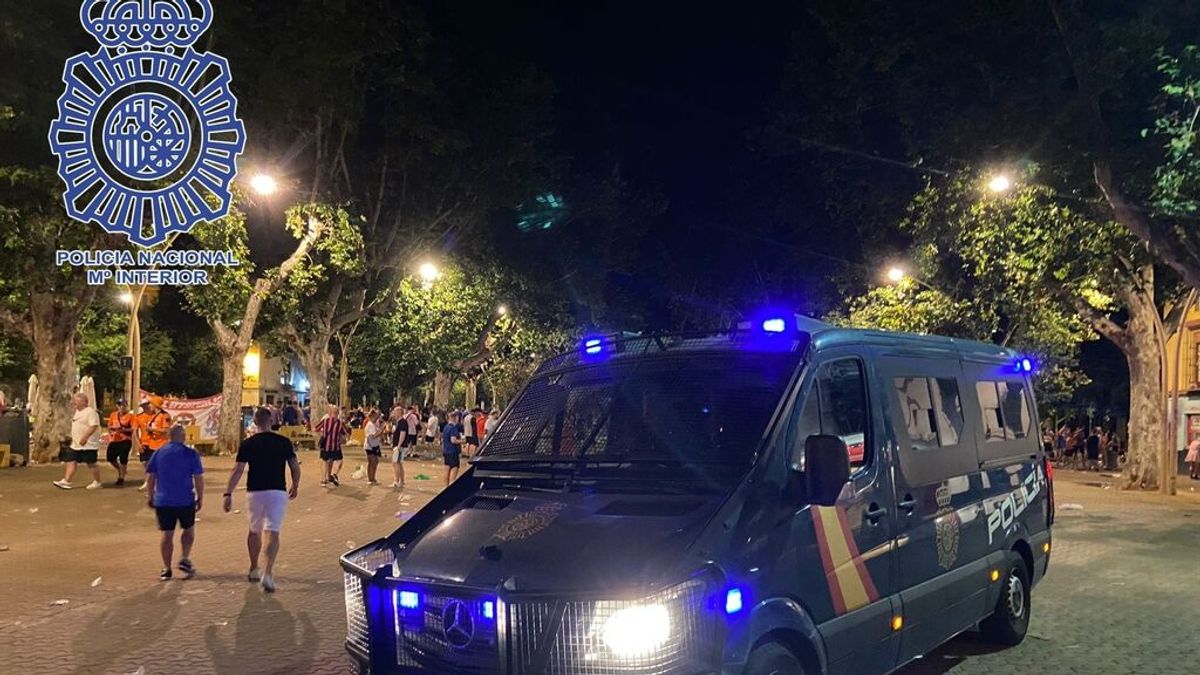 Juanma Moreno pide "no dejar entrar a hinchas radicales" tras los incidentes en Sevilla Juanma Moreno pide "no dejar entrar a hinchas radicales" tras los incidentes en Sevilla