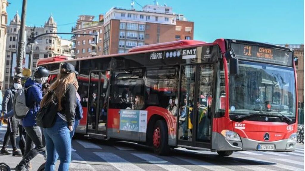 Doce heridos leves tras una colisión entre un autobús urbano y un coche en Valencia capital
