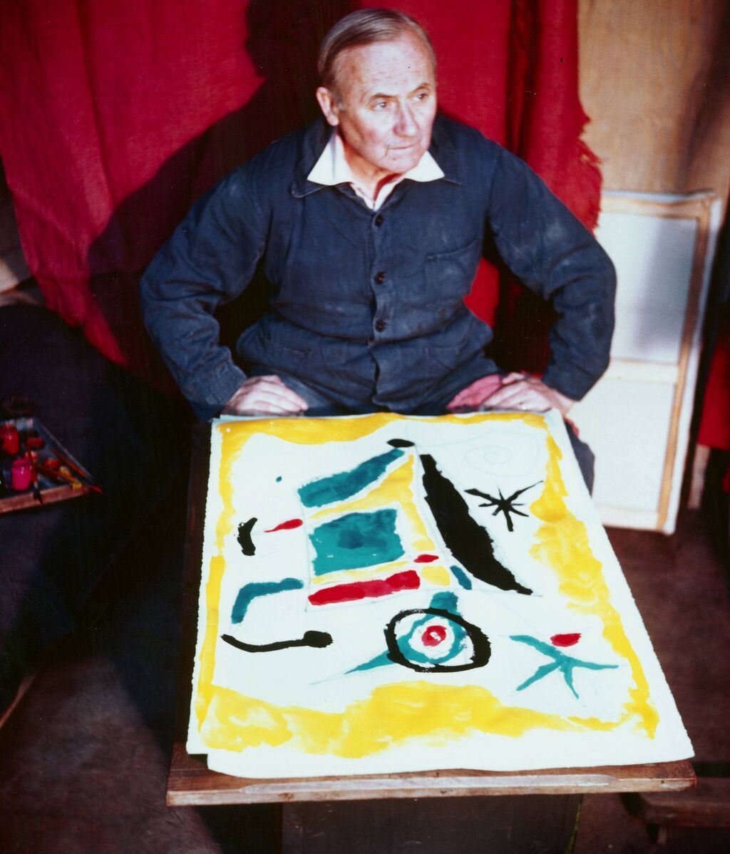 Joan Miró con una de sus obras.
