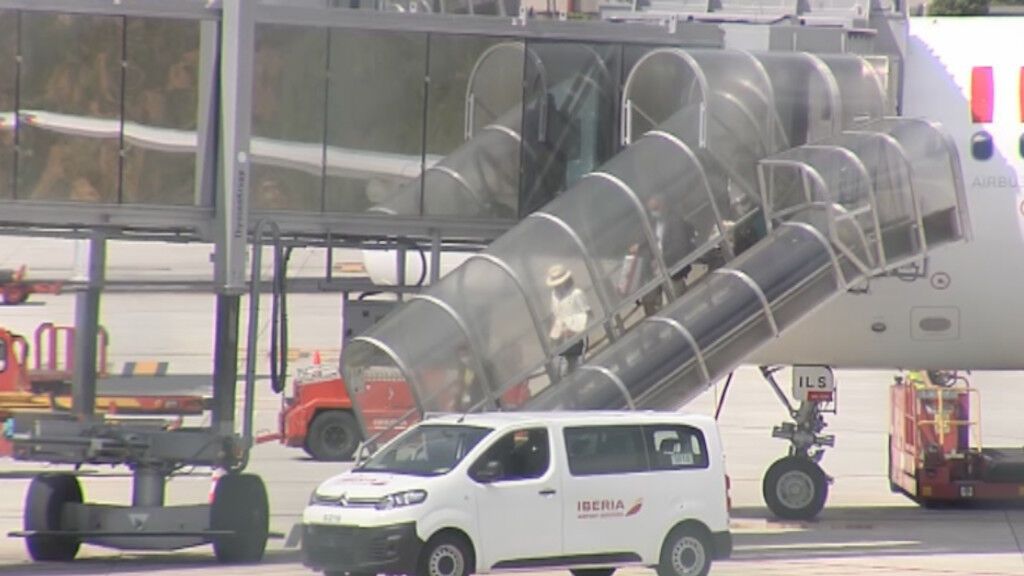 La infanta Elena aterriza en Vigo para pasar el fin de semana con su padre en Sanxenxo