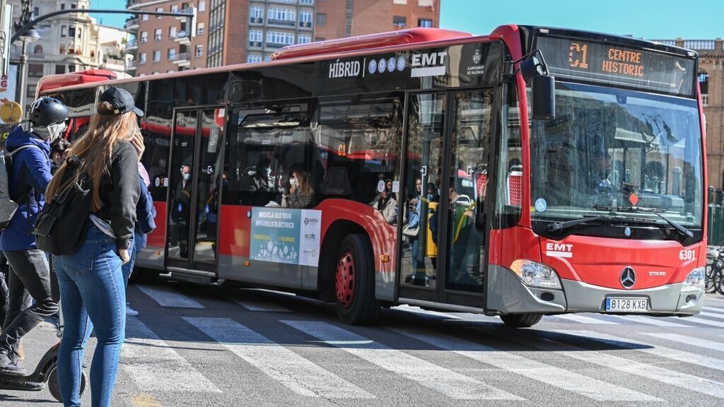 Doce heridos en un accidente entre un autobús de la EMT y un coche en Valencia