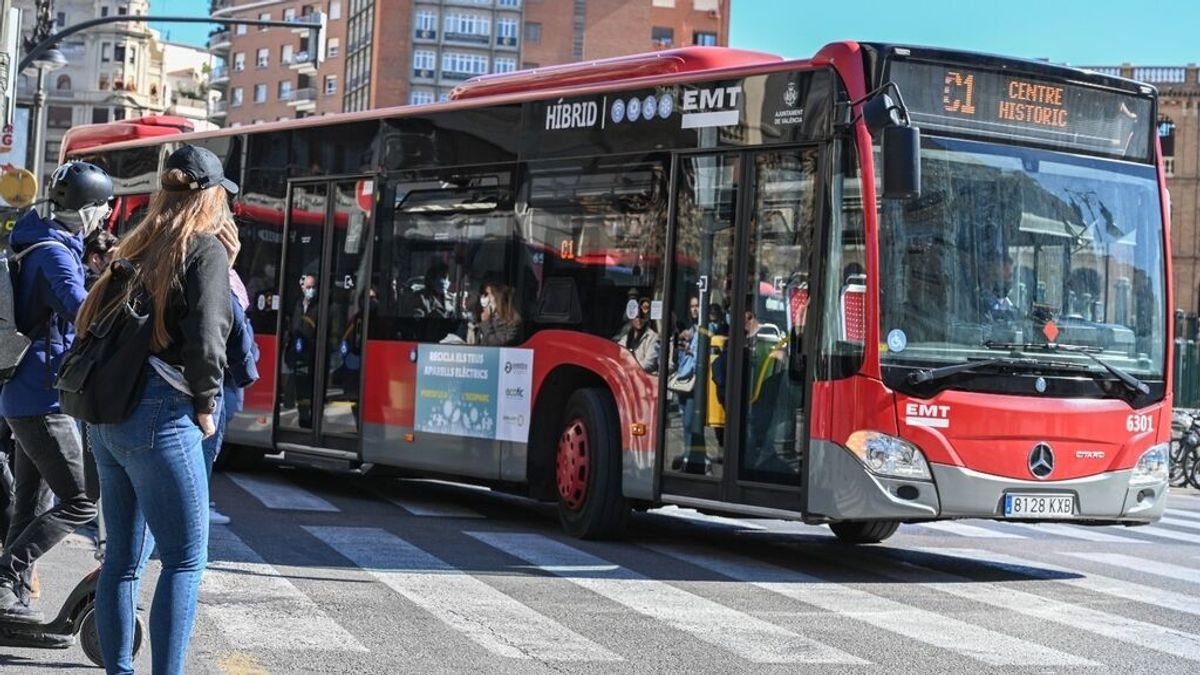 Doce heridos en un accidente entre un autobús de la EMT y un coche en Valencia Doce heridos en un accidente entre un autobús de la EMT y un coche en Valencia