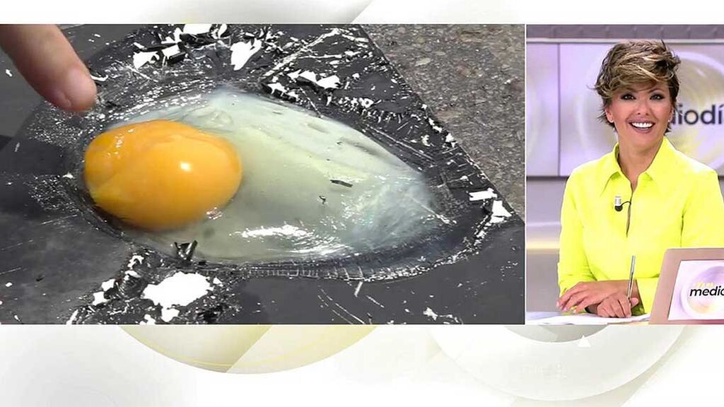 La reportera de ‘Ya es mediodía’ fríe un huevo en pleno asfalto