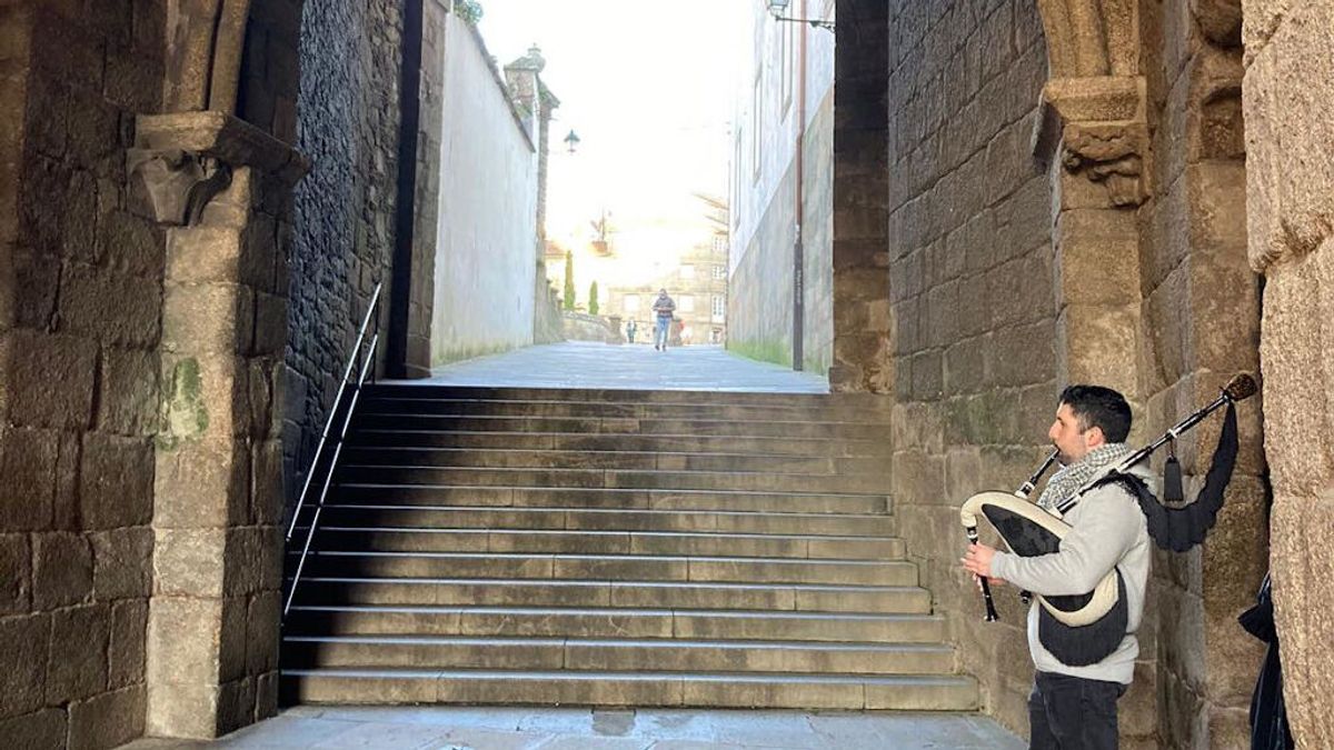 El músico que toca a los peregrinos en Santiago busca su gaita desaparecida: “Es mi sustento”