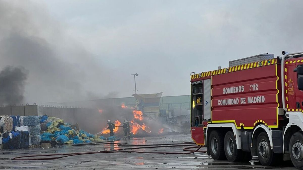 Los bomberos tratan de extinguir un gran incendio en una planta de reciclaje en Arganda del Rey, Madrid