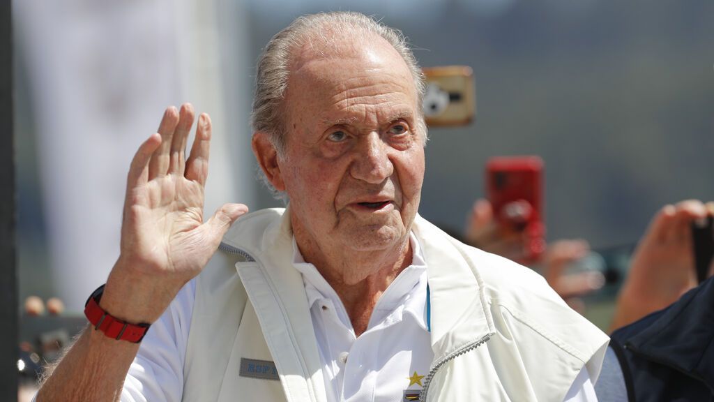 "¡Viva el rey!", Sanxenxo recibe a un emérito que posa en el Club Náutico pero no habla