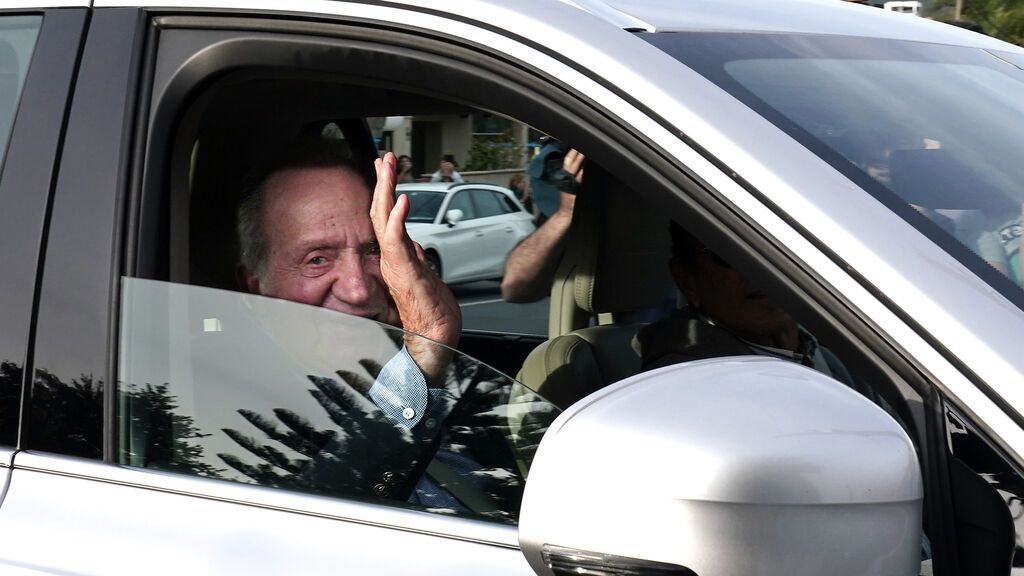El rey Juan Carlos saludaba a su llegada a la vivienda de su amigo, Pedro Campos