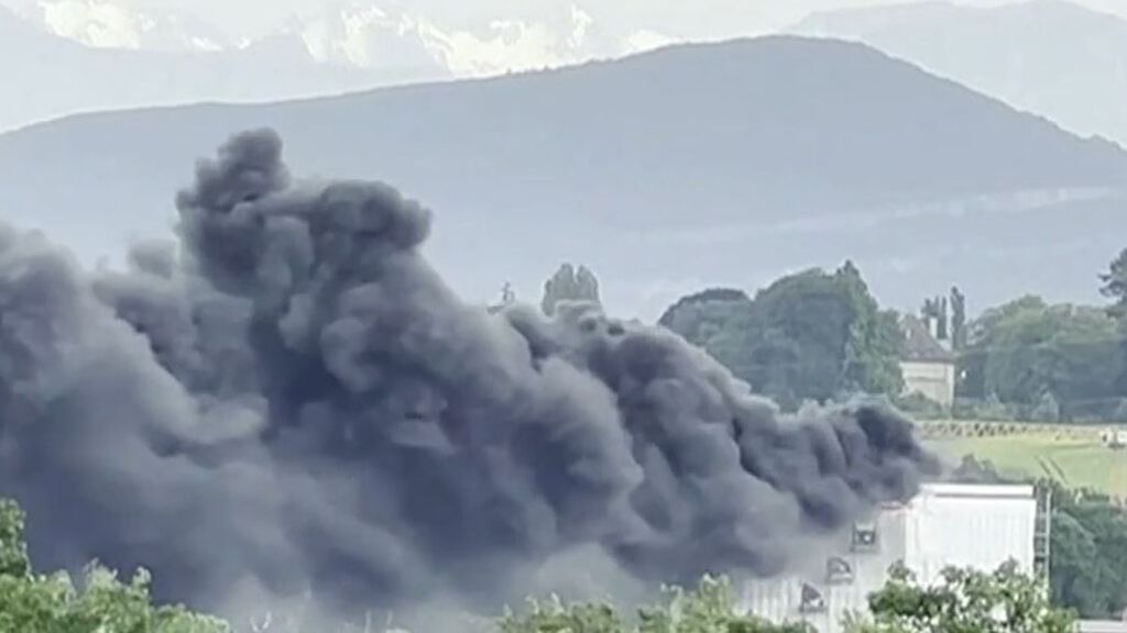 Un incendio en una nave próxima al aeropuerto de Ginebra provoca la suspensión de los vuelos