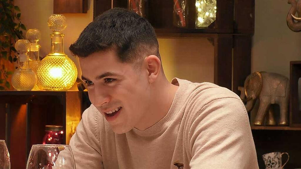 A Víctor no le entra por el ojo su cita en ‘First Dates’: “No me imagino una cita de pasión con ella”