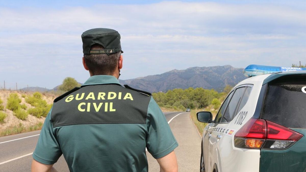 Abusa de dos menores que luego le amenazan con difundir las imágenes de sus relaciones Abusa de dos menores que luego le amenazan con difundir las imágenes de sus relaciones