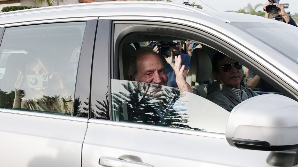 El rey Juan Carlos saludaba a su llegada a la vivienda de su amigo, Pedro Campos