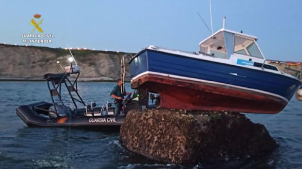 La Guardia Civil rescate a los tres tripulantes cuya embarcación quedó varada en la 'Peña del Piloto'