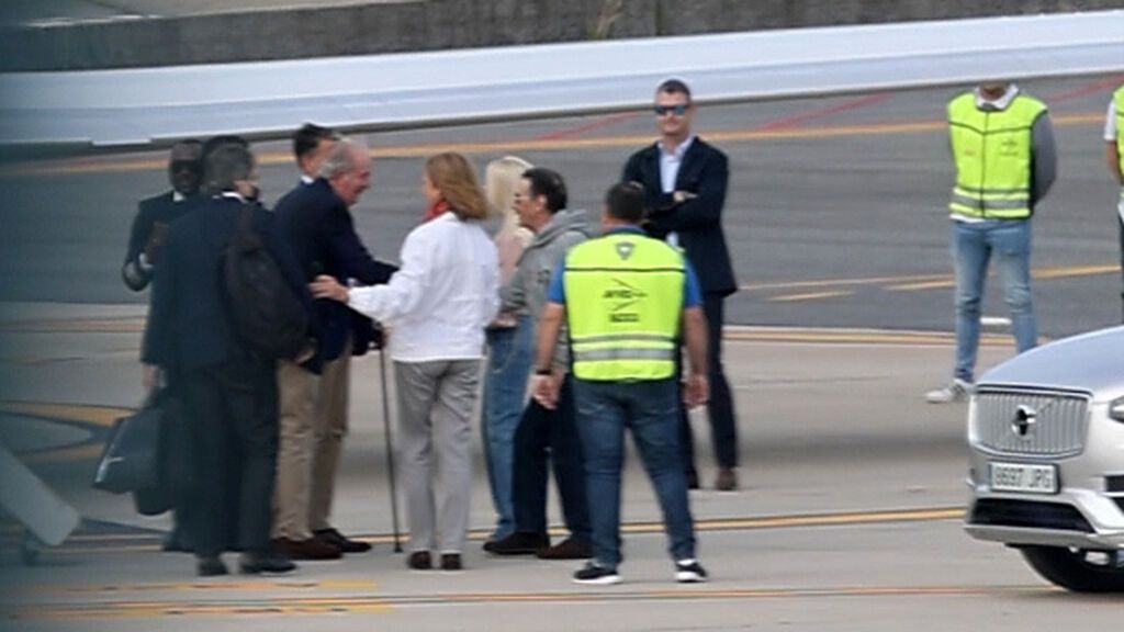 El rey Juan Carlos llegaba al aeropuerto en un jet privado donde le esperaba la Infanta Elena