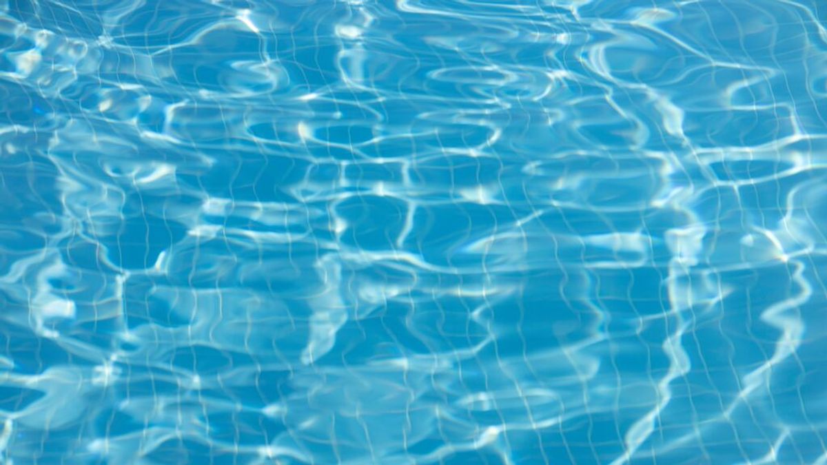 Una piscina municipal de Madrid abre antes de que se seque la pintura y los bañistas salen azules