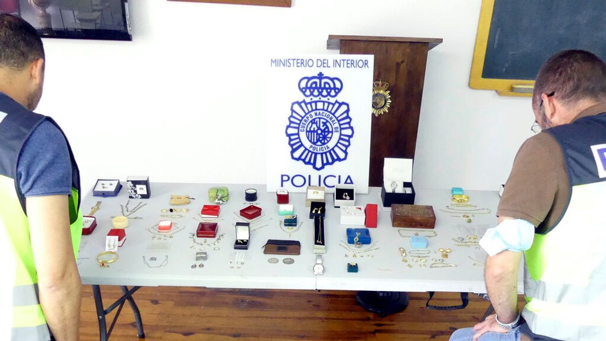 Detenida una empleada de hogar en Elda por robar 15.000 euros en joyas de las casas donde trabajaba Detenida una empleada de hogar en Elda por robar 15.000 euros en joyas de las casas donde trabajaba