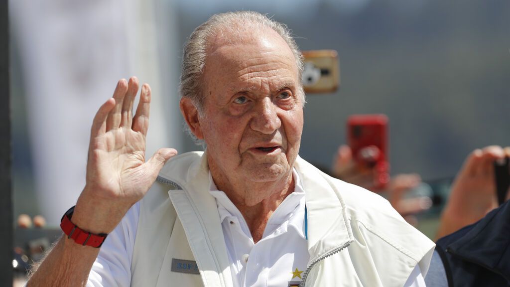 El rey llega al Club Náutico en medio de "vivas al rey" y sin hablar con la prensa
