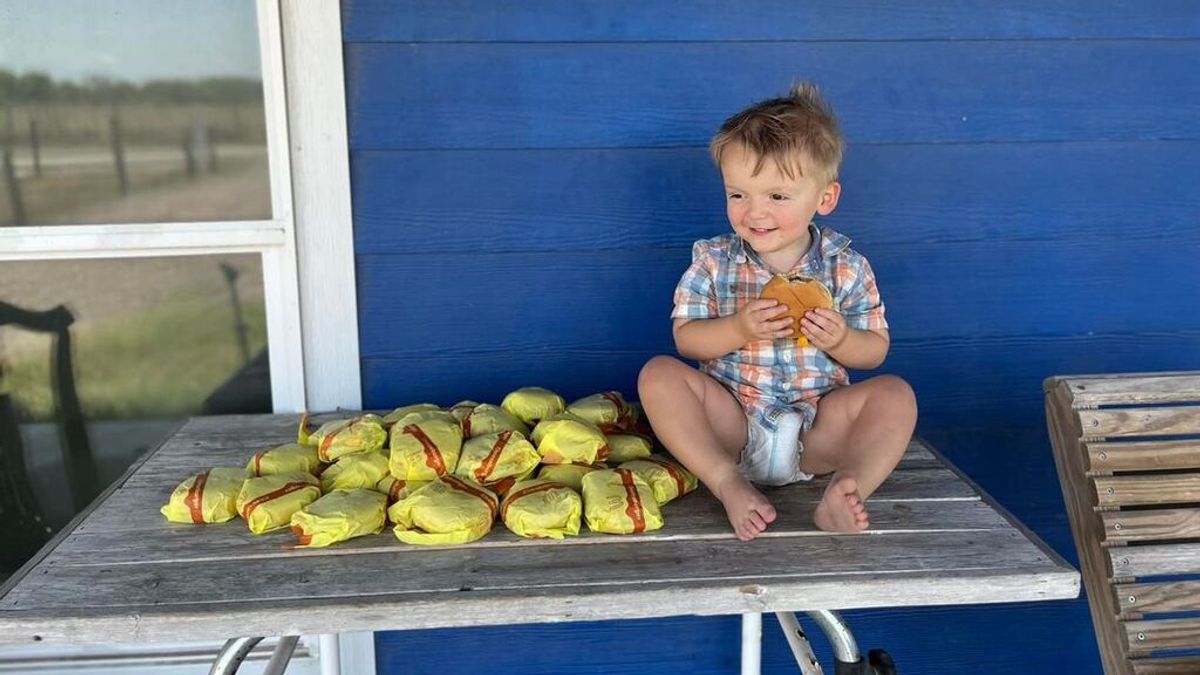 La historia detrás de la foto del niño que posa con 31 hamburguesas
