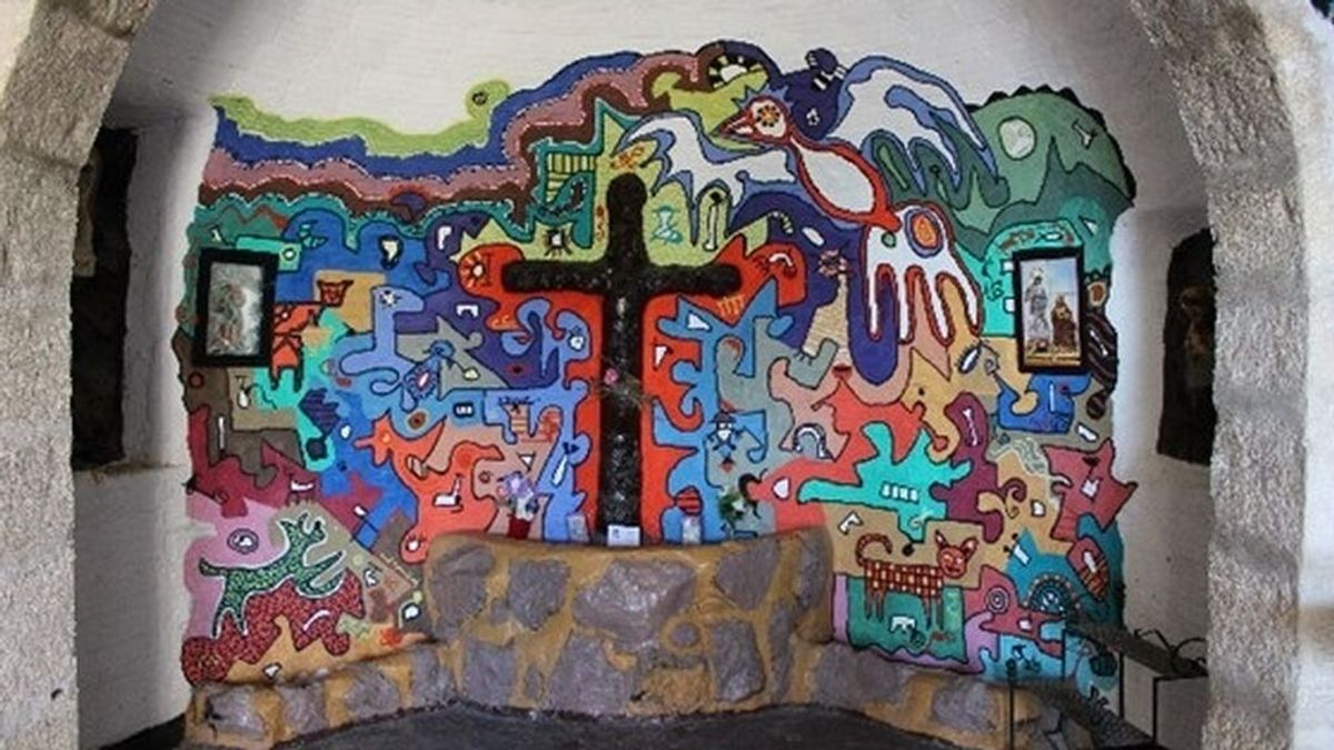 Un 'artista' pinta la ermita de San Cristóbal en Alcoi a pesar de tenerlo prohibido: "la inspiración pudo más"